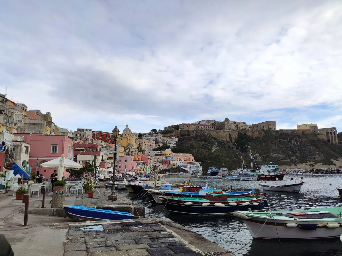 Guida Completa su Come Arrivare a Procida