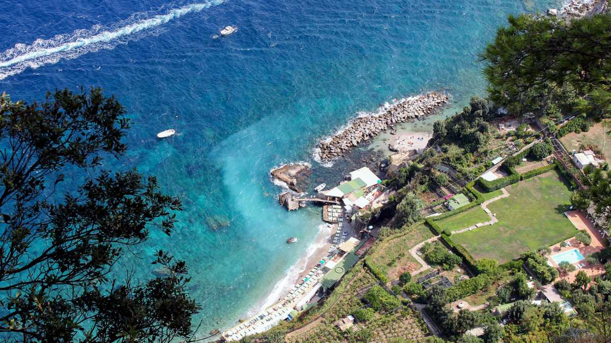 Guida Completa su Come Arrivare a Capri: Scopri l'Isola Iconica del Golfo di Napoli