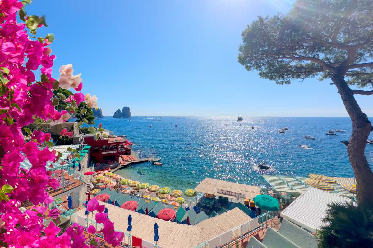 Vista dei Faraglioni di Capri al tramonto