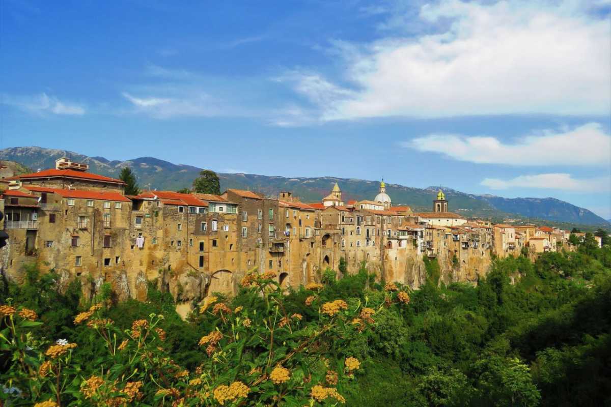Benevento, famiglie in visita all'Arco di Traiano con bambini, atmosfera familiare