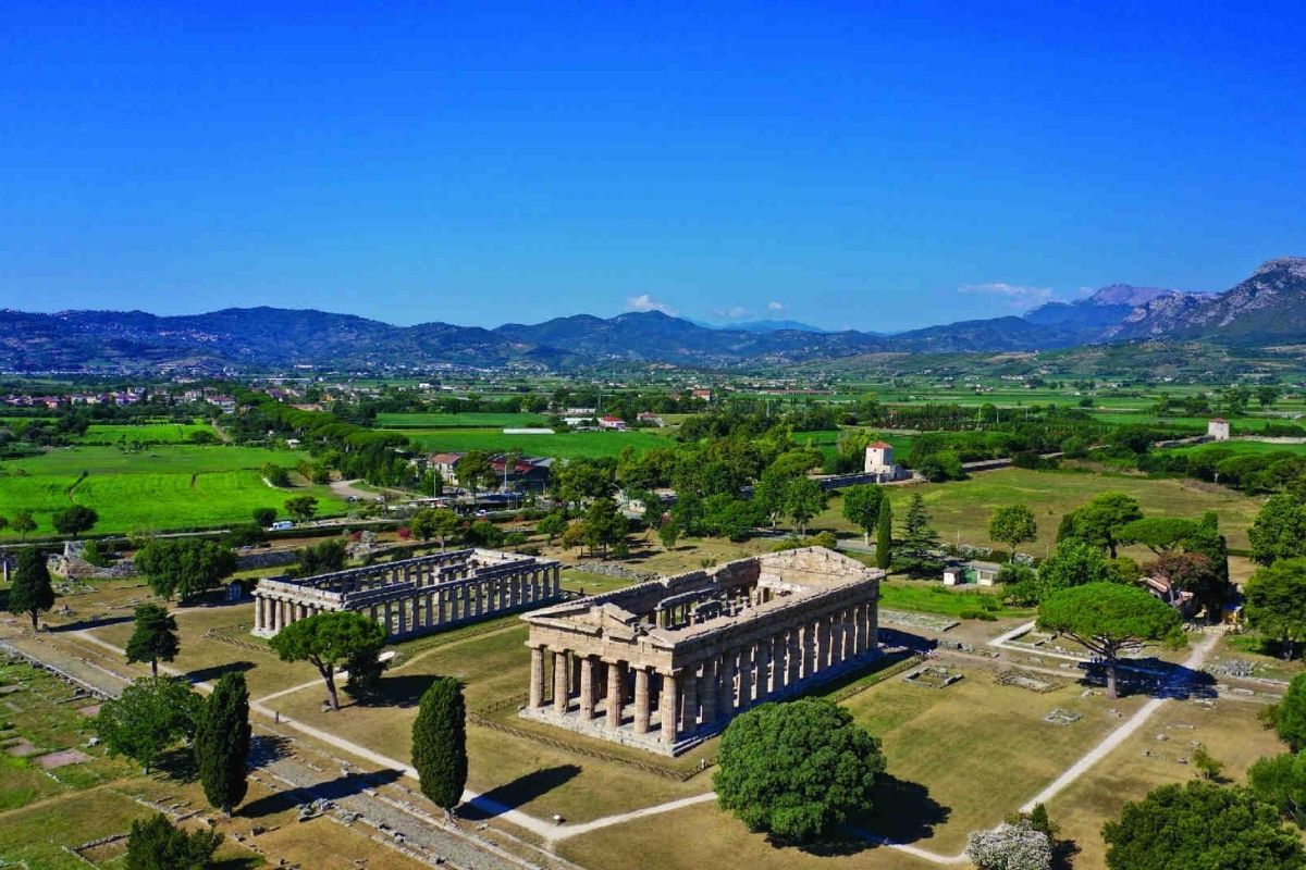 Panorama dei templi di Paestum, con vista suggestiva e cielo azzurro