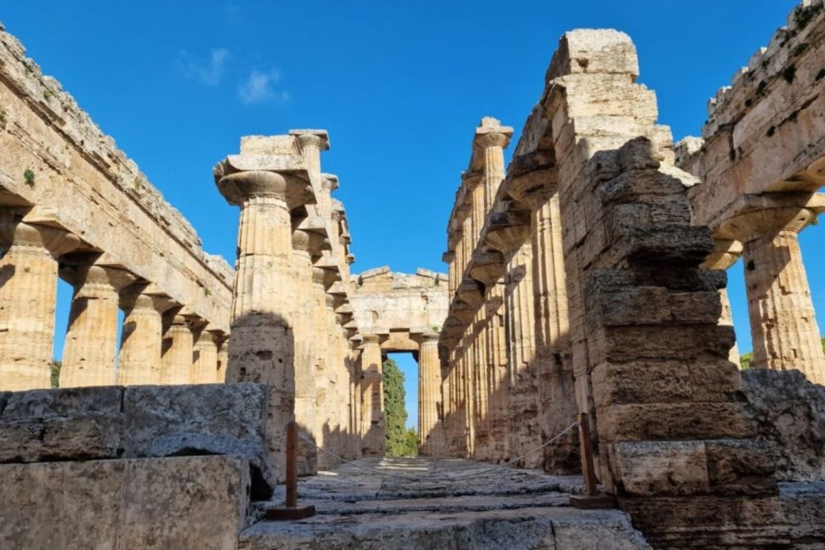 Interno del sito archeologico di Paestum, con i templi in vista