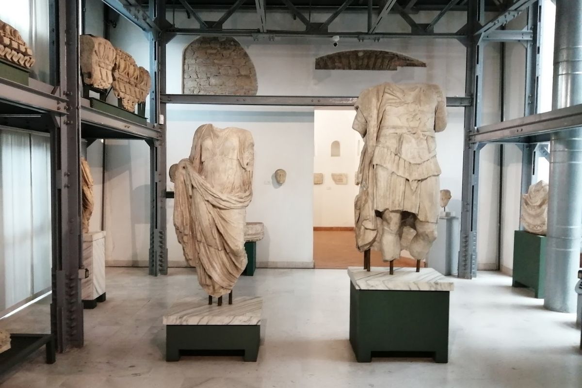 Interno del Museo del Sannio con reperti storici