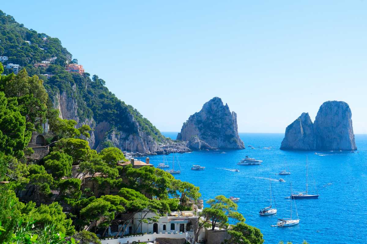Veduta panoramica della Grotta Azzurra a Capri, con acque blu intenso e scogliere circostanti