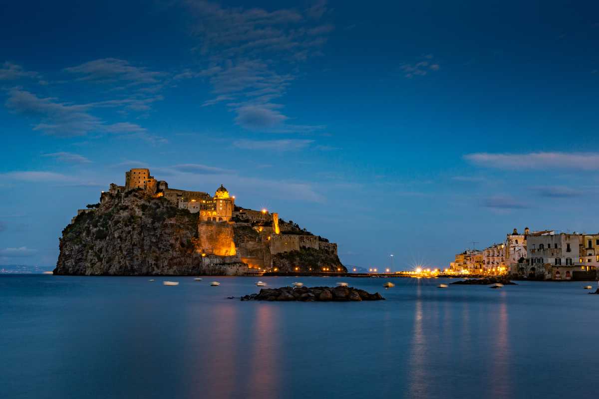 Scorcio panoramico di Ischia con il Castello Aragonese sullo sfondo