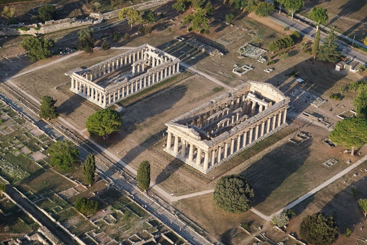 Un panorama dei templi greci a Paestum, evidenziando la loro imponenza e bellezza.