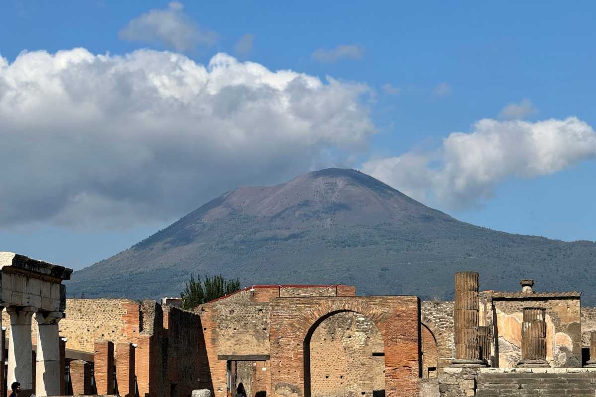 Vista del Tempio di Giove con il Vesuvio sullo sfondo