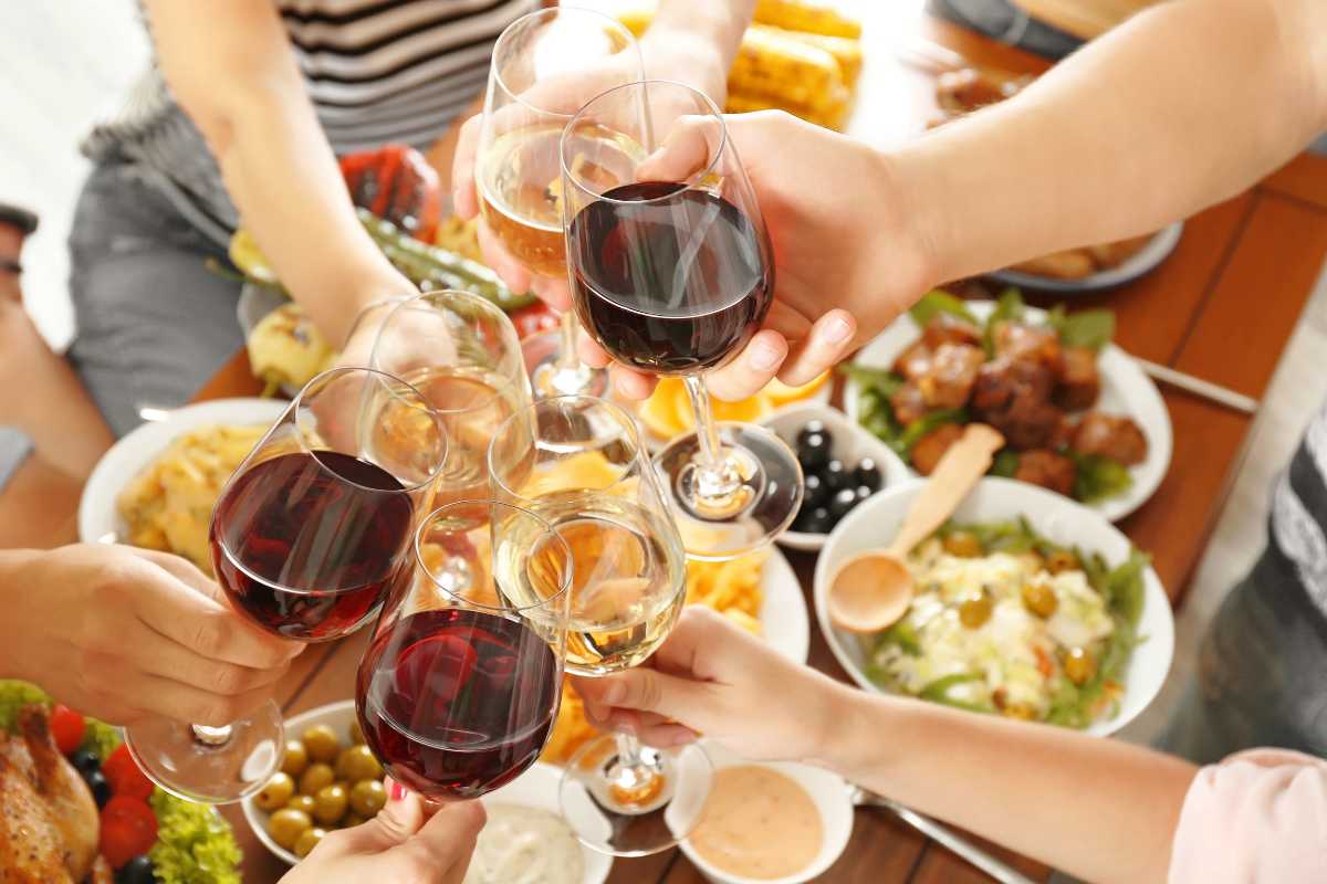 Scorci di Capri con piatti tipici, evidenziando la tradizione gastronomica dell'isola