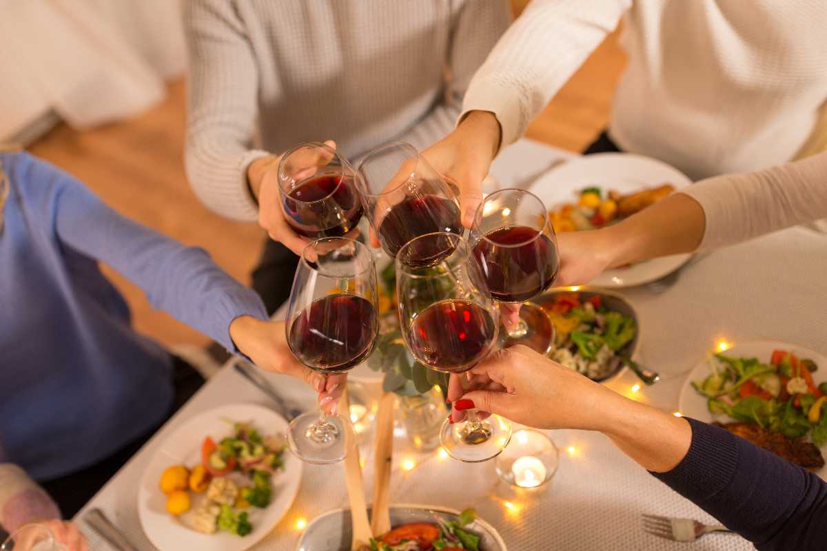 Mercato di Caserta con bancarelle di street food e prodotti tipici