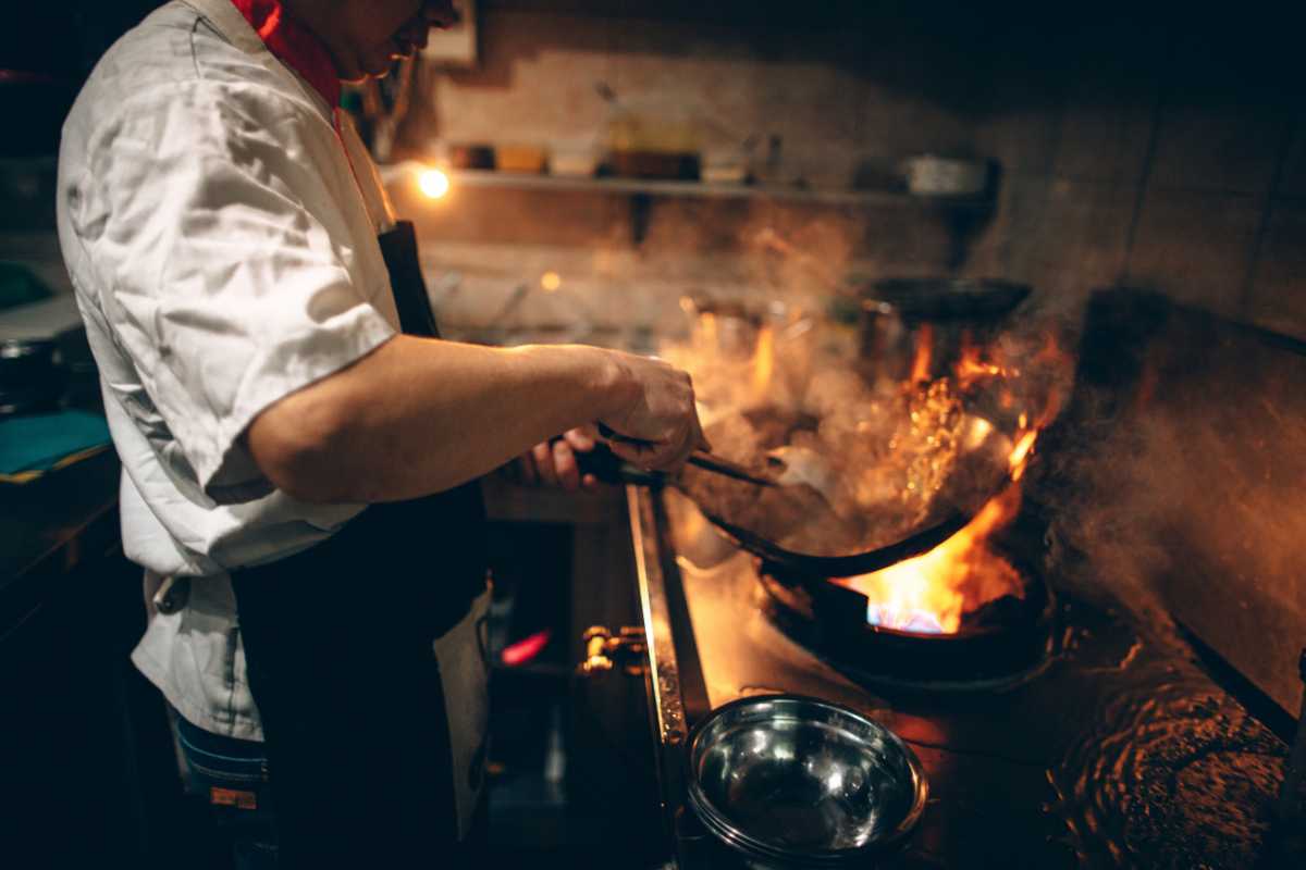 Mercati e street food nel Cilento, includere immagini di cibo di strada e mercati