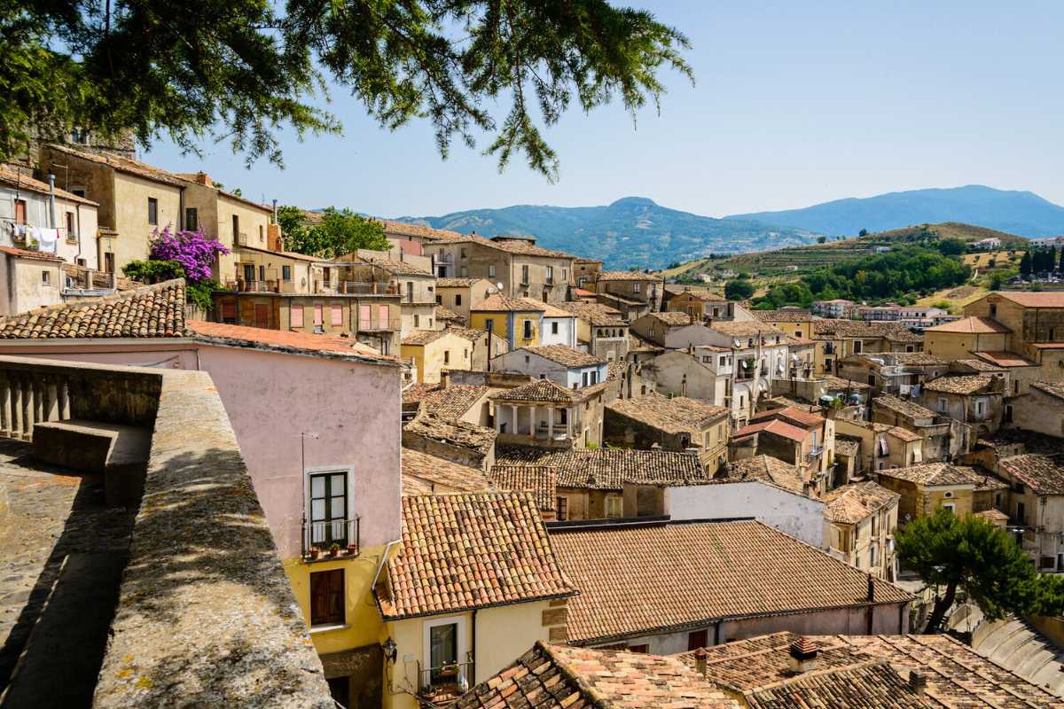 Vista panoramica di Benevento, con l'Arco di Traiano e il Teatro Romano sullo sfondo