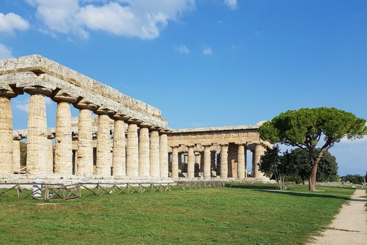 Vista panoramica dei templi greci di Paestum durante un evento