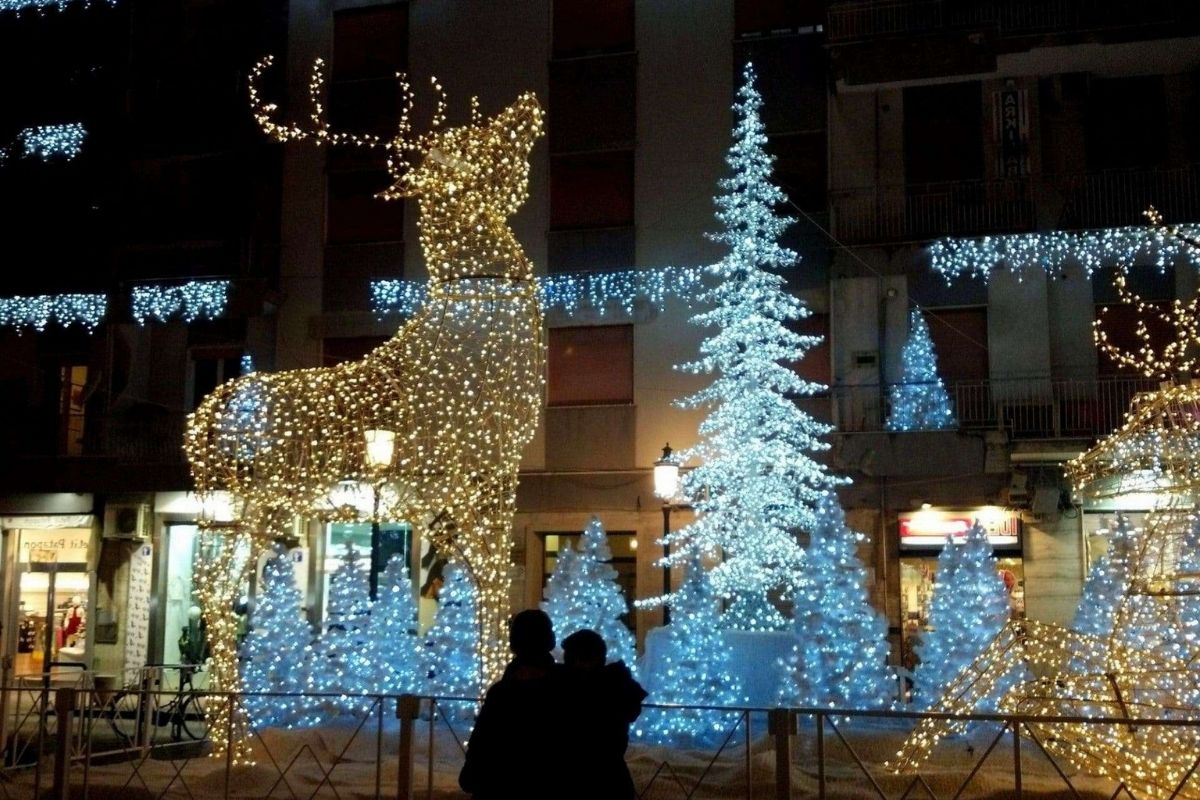 Mercatini di Natale a Paestum con luci e decorazioni
