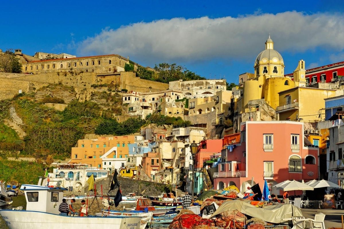Scorcio di un evento culturale a Procida, come un concerto o una sagra, per illustrare l'atmosfera vivace dell'isola.