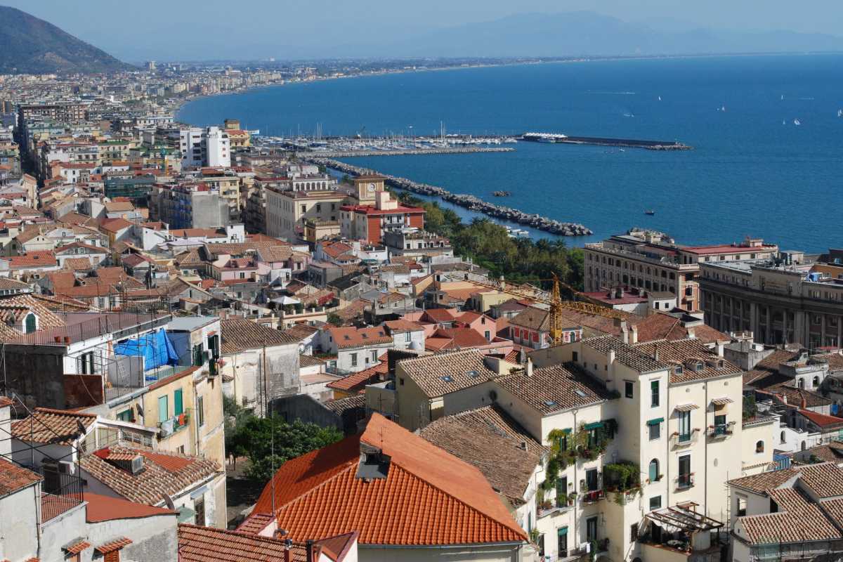 Una vista panoramica del Lungomare Trieste durante un evento a Salerno