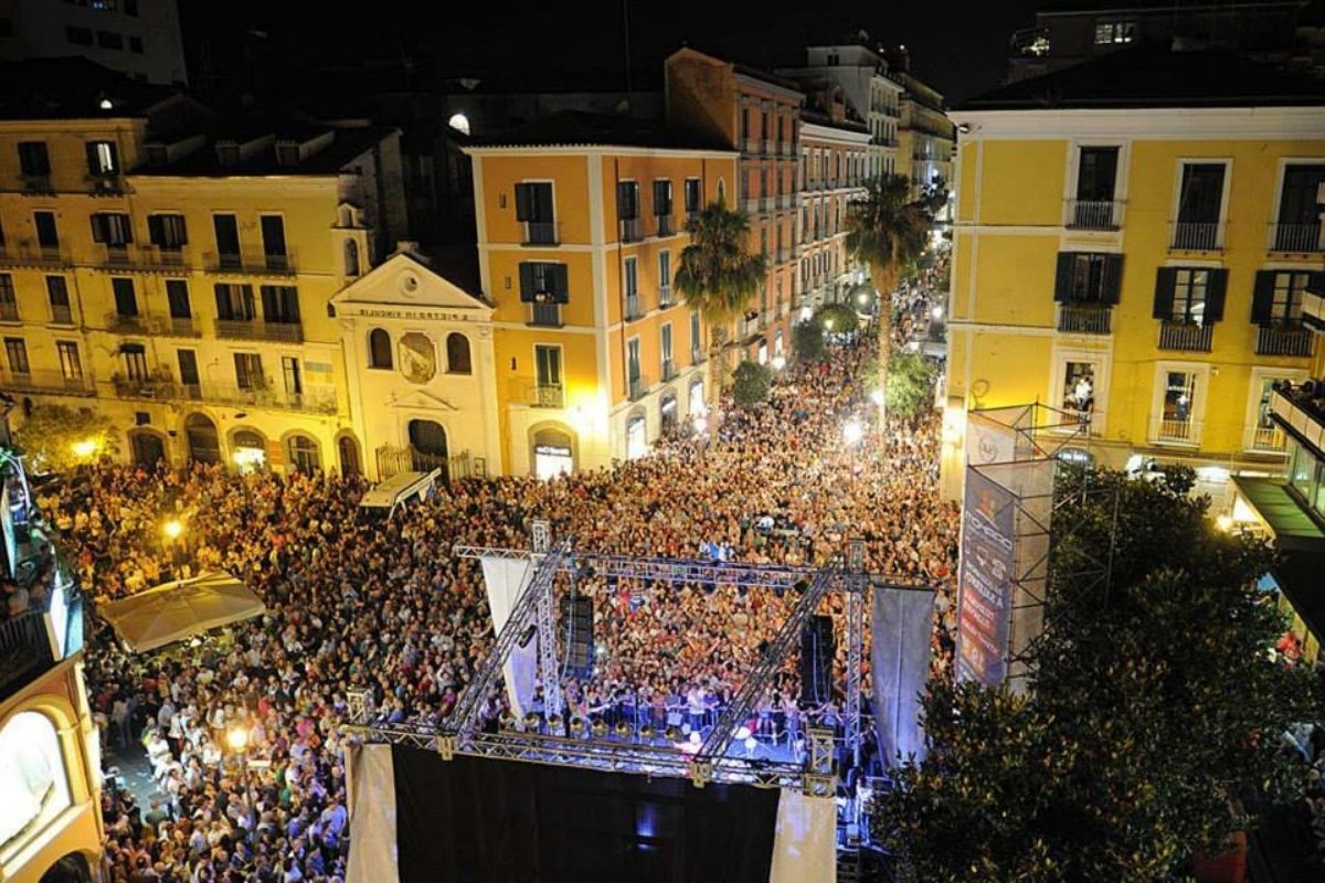 Una scena della Notte Bianca a Salerno, con persone che festeggiano