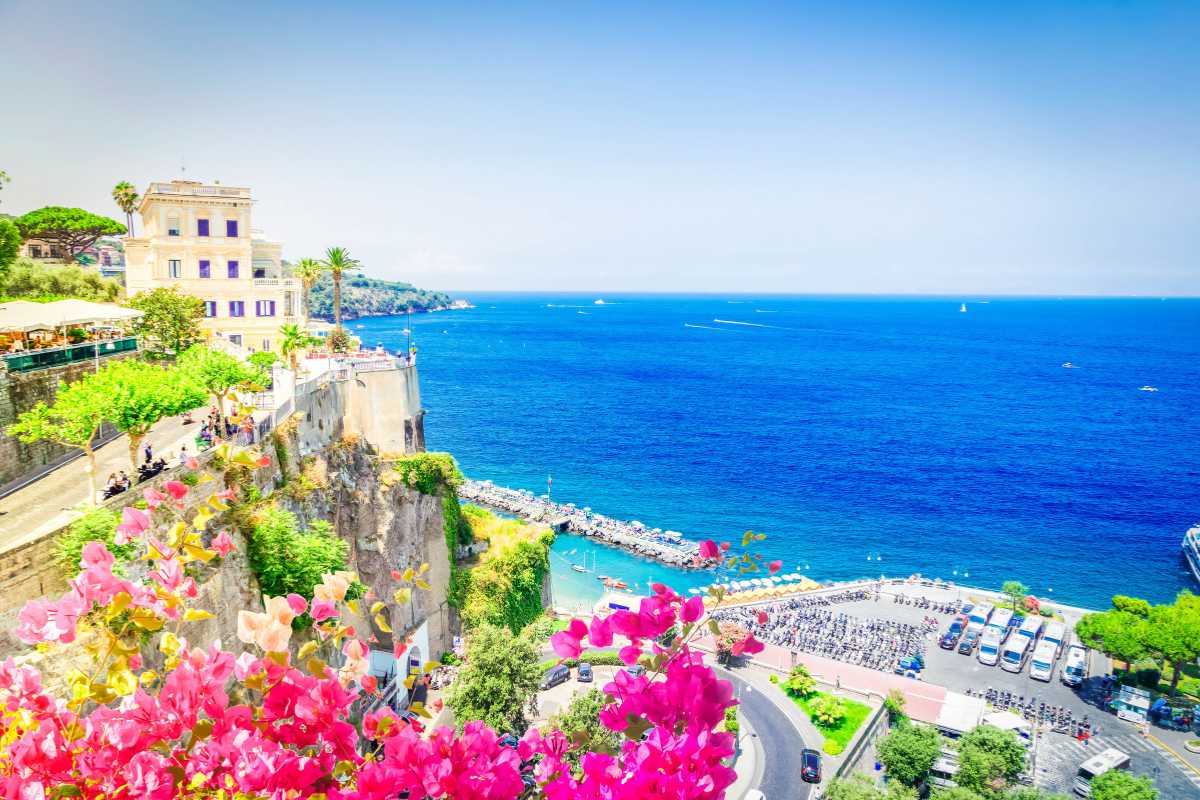 Mercatini di Natale a Sorrento con luci e decorazioni festive