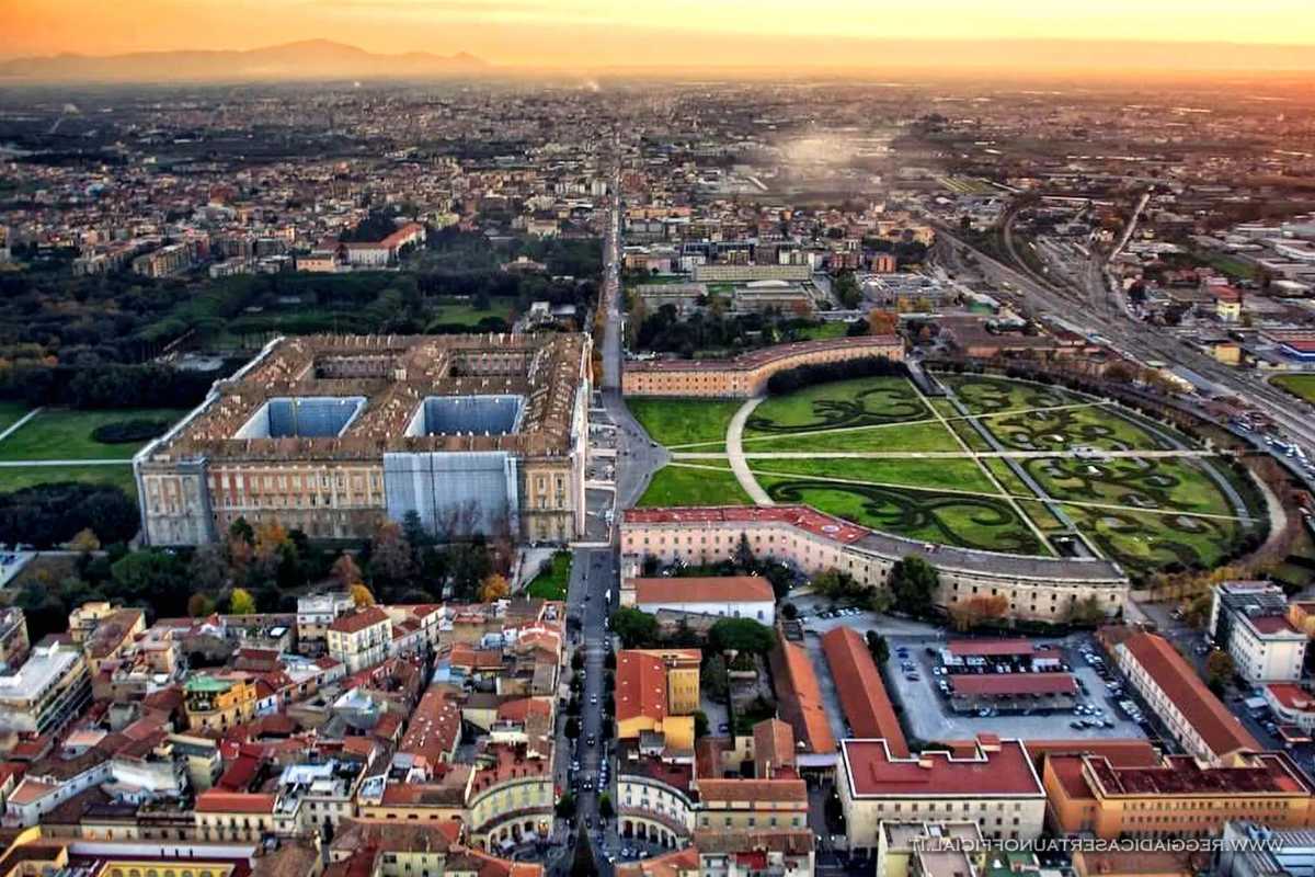 Atmosfera natalizia a Caserta, con luci e mercatini, evidenziando le tradizioni locali