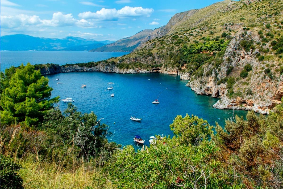 Vista panoramica delle calette del Cilento, con il mare cristallino e la vegetazione tipica