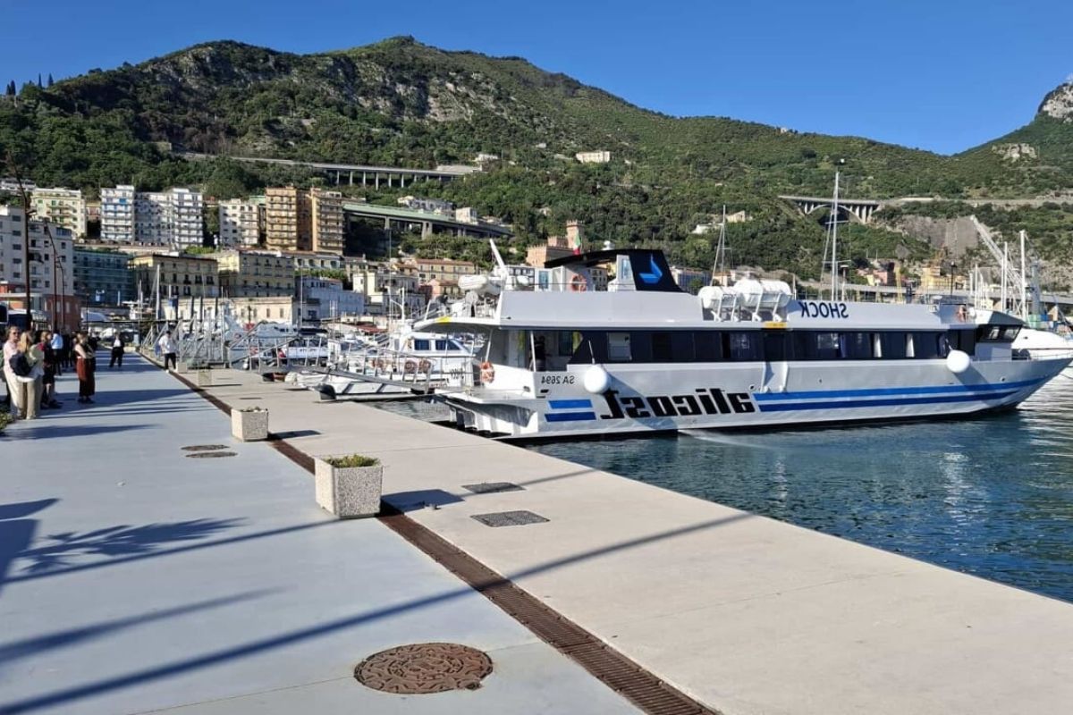 Traghetto in partenza dal porto di Salerno verso le calette del Cilento