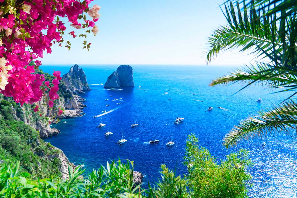 Vista panoramica di Capri con i Faraglioni e il mare blu
