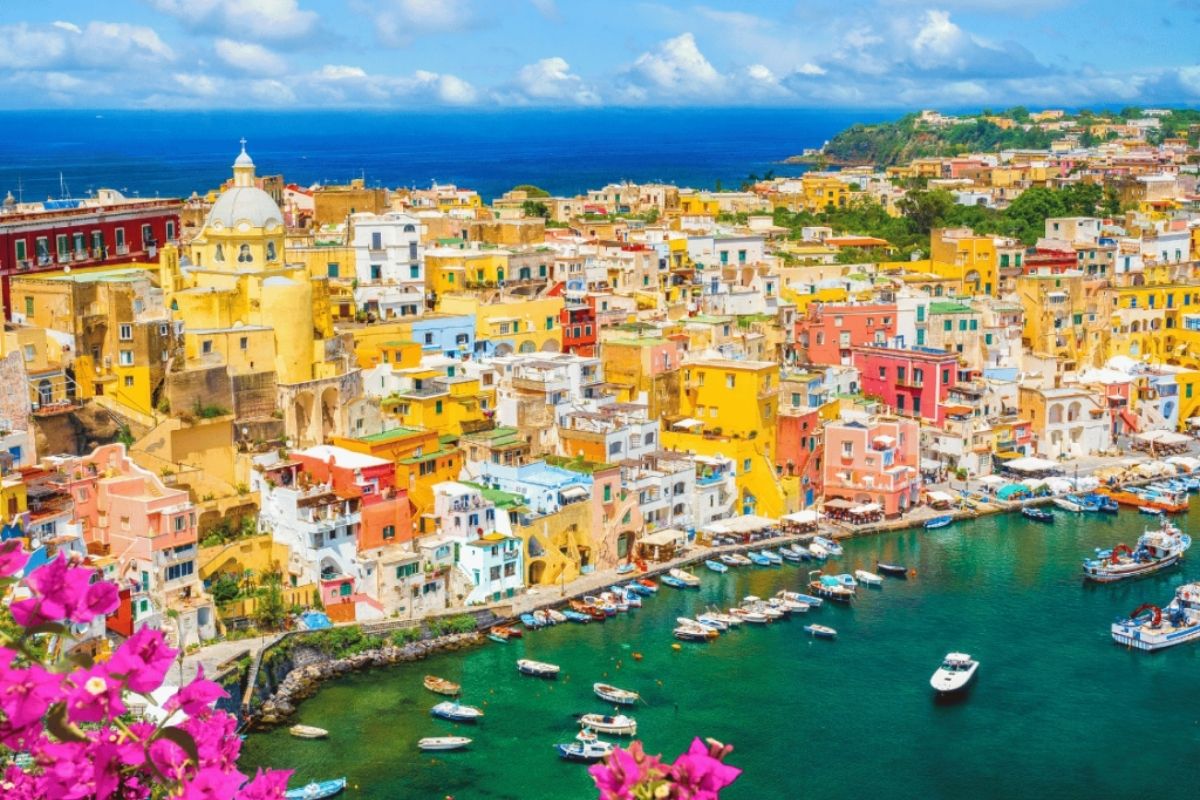 Vista panoramica di Procida con le sue casette colorate, ideale per evidenziare la bellezza dell'isola