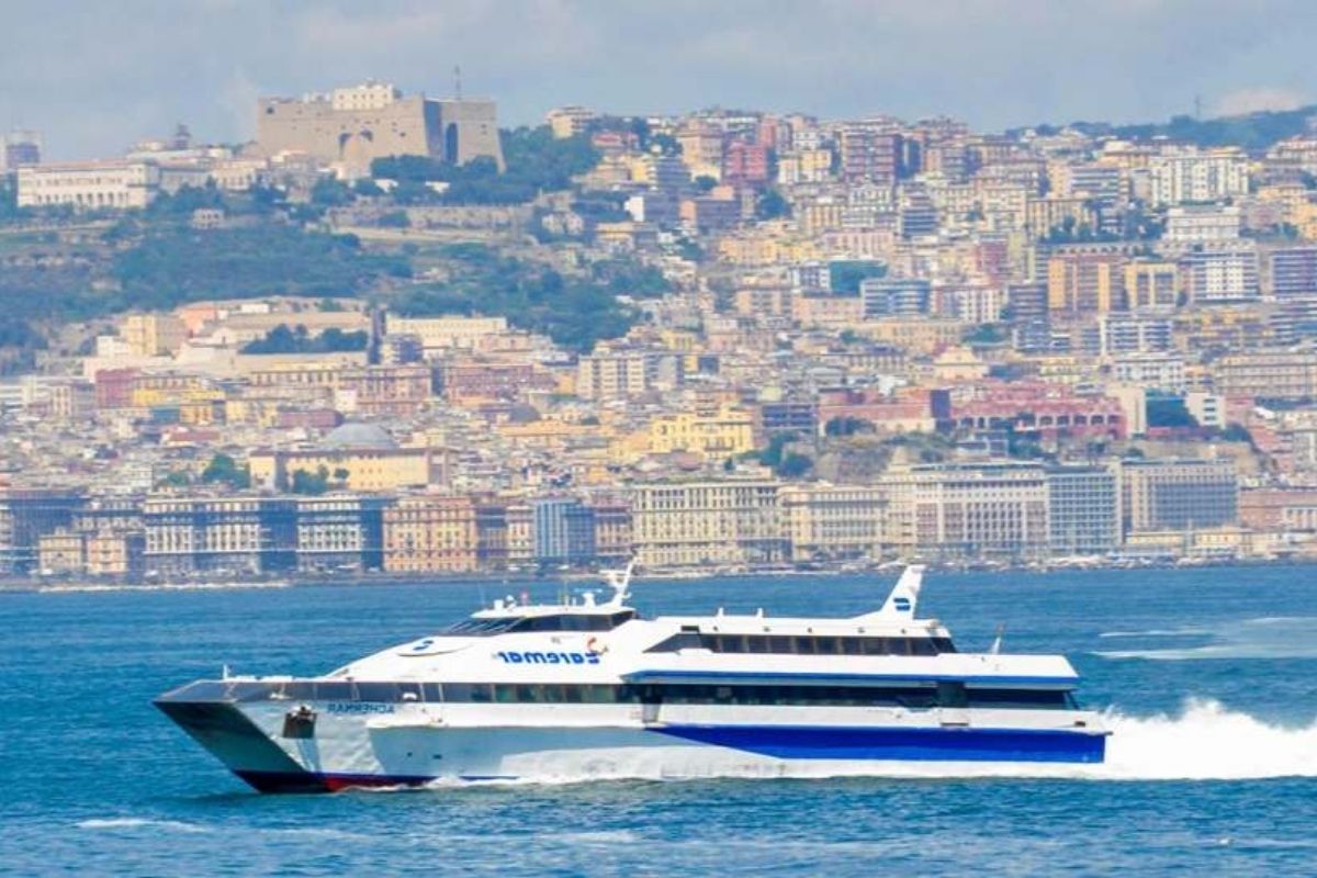 Immagine di un traghetto in partenza dal porto di Napoli verso Procida, per illustrare il viaggio