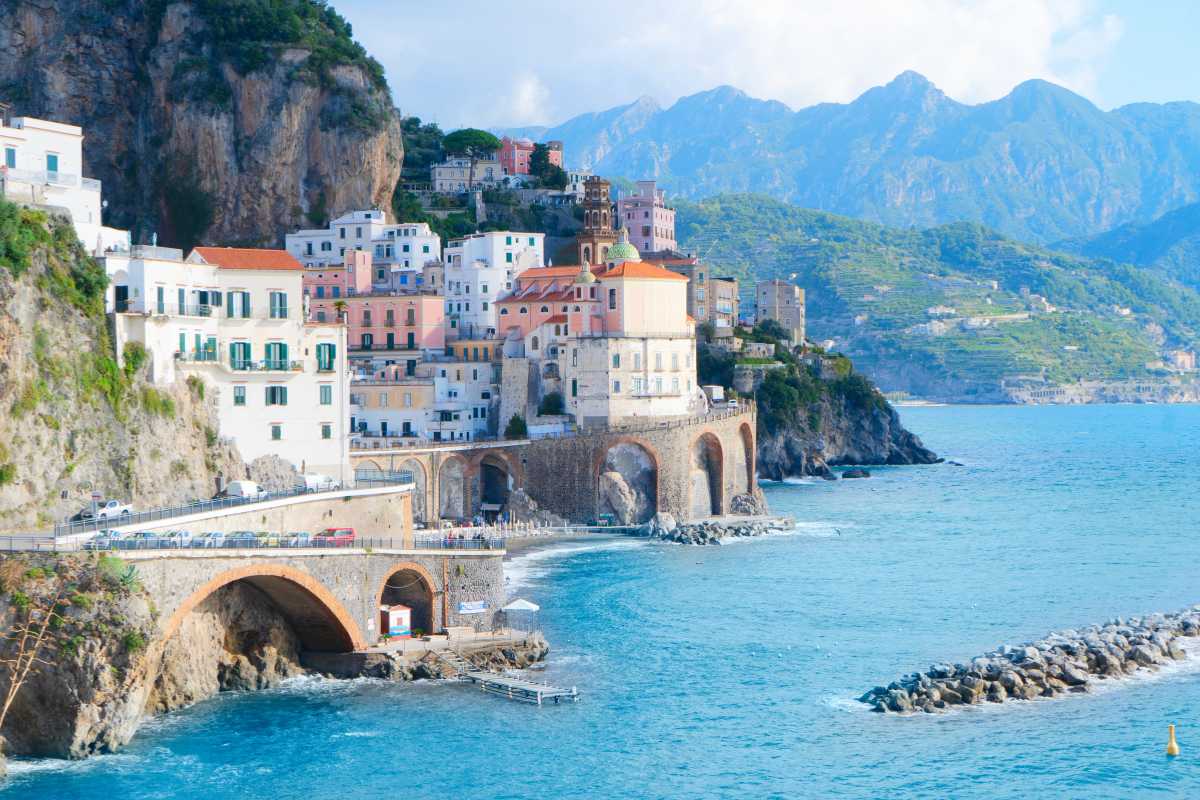 Scorcio di Positano con i suoi colorati edifici e il mare blu