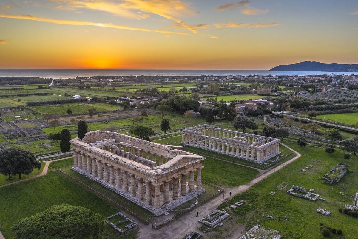 Un panoramica della natura intorno a Paestum, con templi greci sullo sfondo