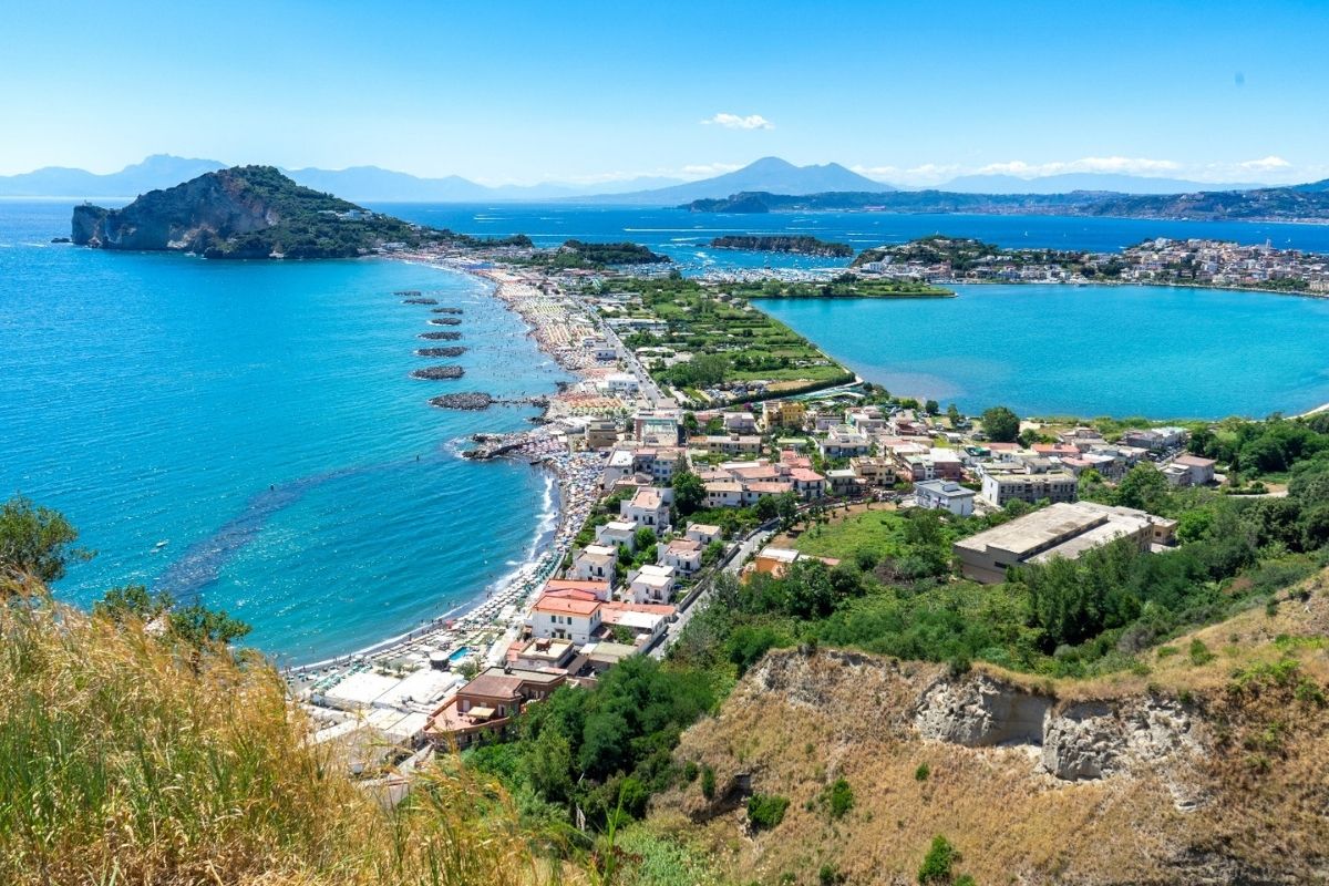 Escursionista che ammira il panorama da un sentiero sull'isola di Procida