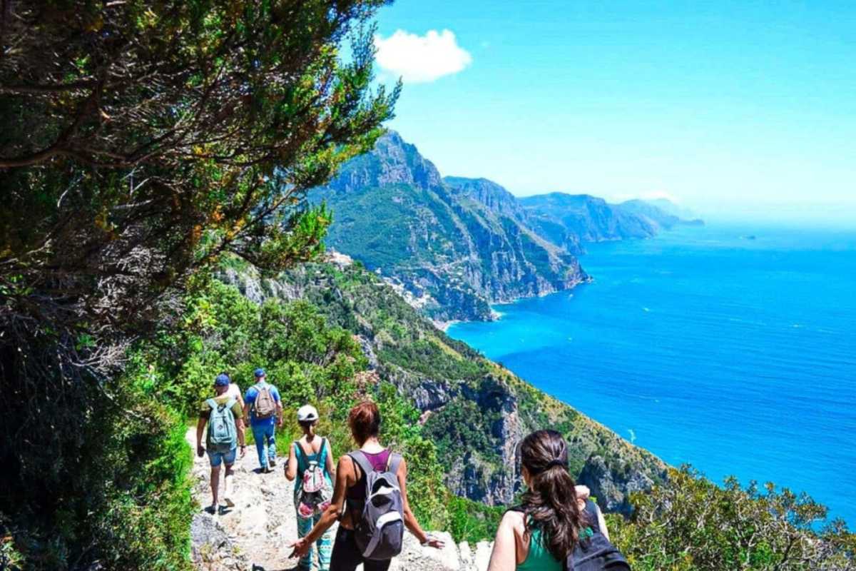 Vista panoramica sulla Costiera Amalfitana, con mare e colline