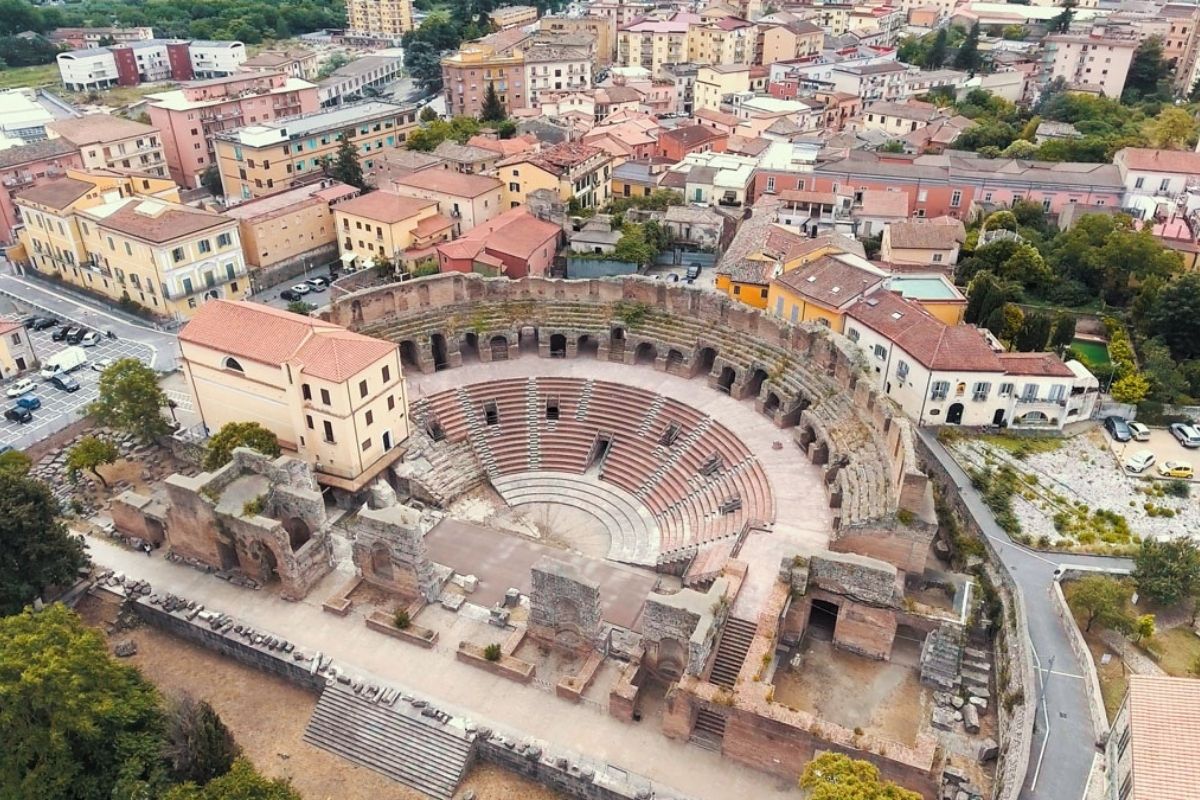 Scorcio di Benevento con Arco di Traiano e Teatro Romano