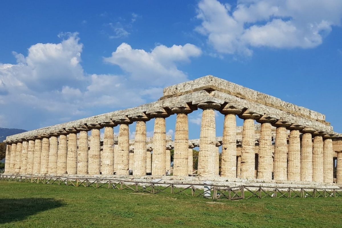 Vista panoramica dei Templi di Paestum con cielo blu e vegetazione circostante