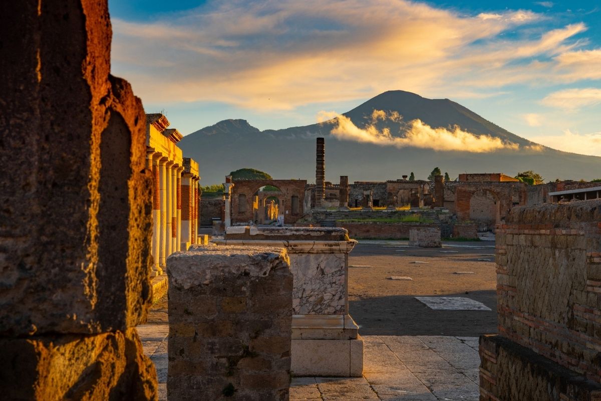Rovine di Pompei con vista sul Vesuvio al tramonto