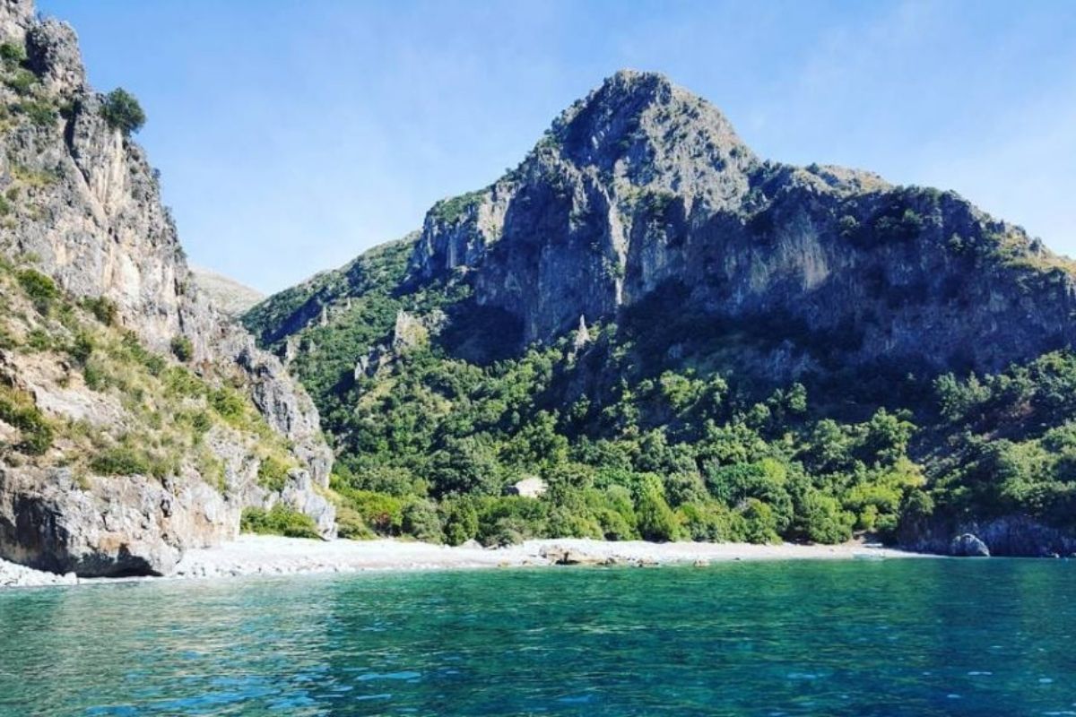 Spiagge del Cilento con acque cristalline e natura incontaminata