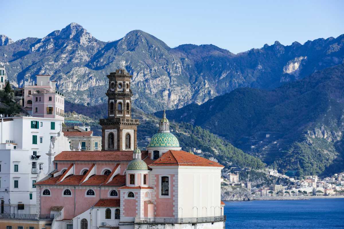 Spiaggia di Maiori, con persone che si godono il sole e il mare