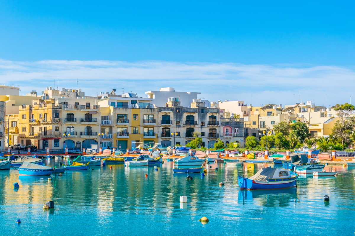 Relax sulla Spiaggia dei Maronti, con ombrelloni e bagnanti