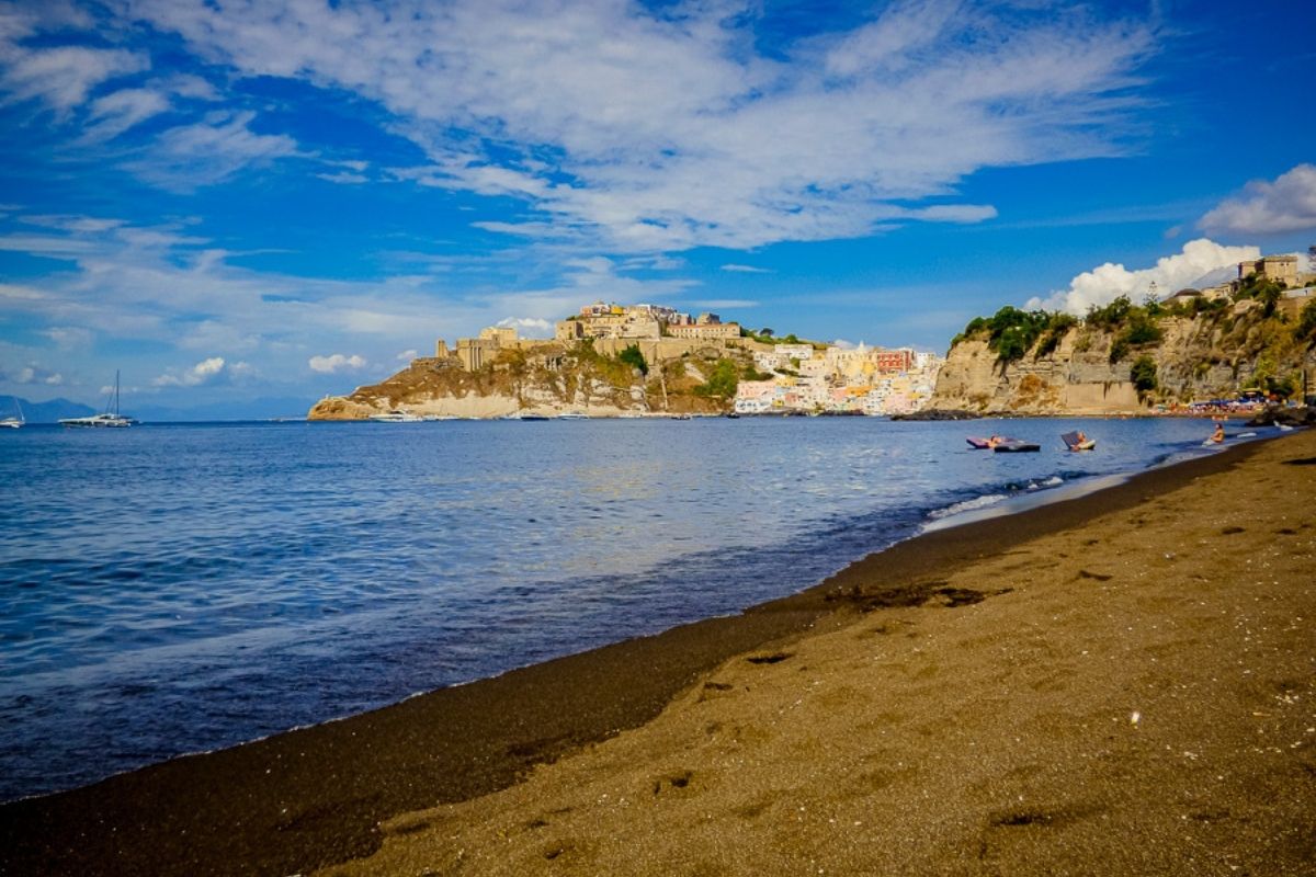 Vista panoramica di una spiaggia a Procida con il mare blu