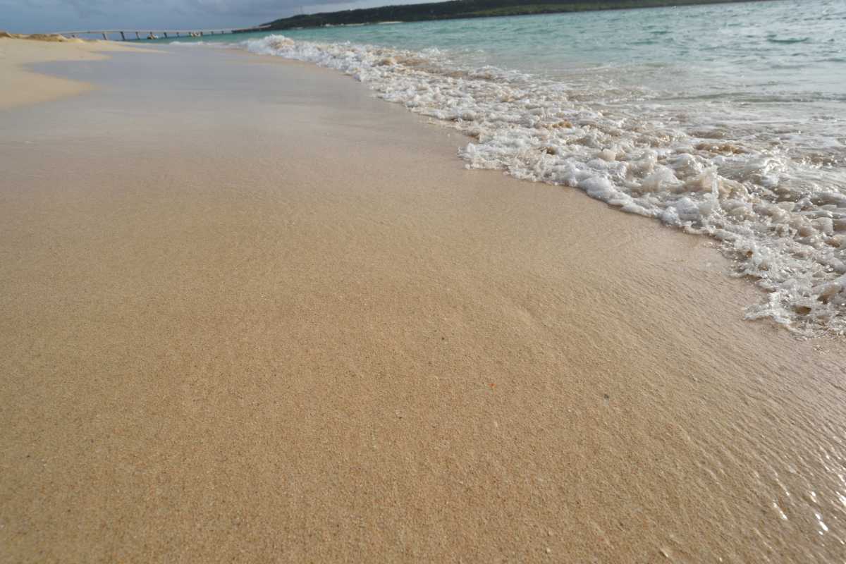 Spiaggia di Salerno in estate con persone che si rilassano