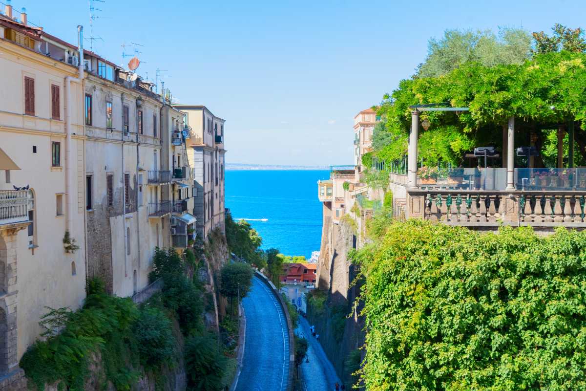 Spiaggia di Marina Grande con turisti che si godono il sole e il mare