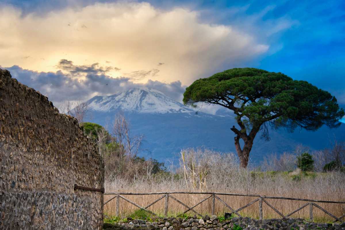 Vista panoramica delle rovine di Pompei, con il Vesuvio sullo sfondo