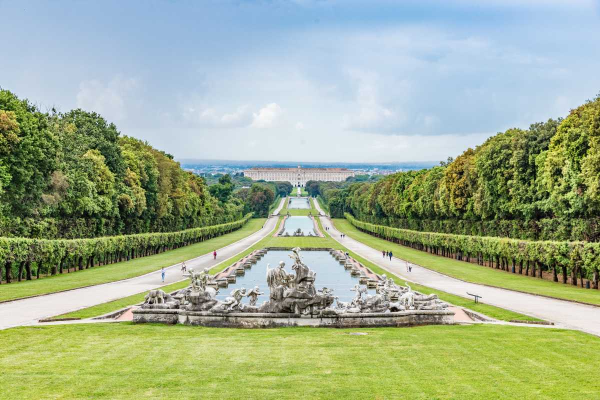 Panorama della Reggia di Caserta con bambini che giocano nel parco