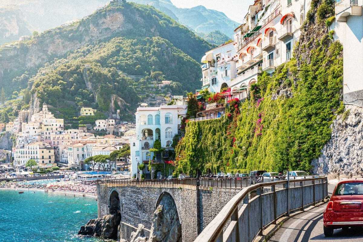 Bambini che giocano in un parco di Napoli, circondati da natura e divertimento.