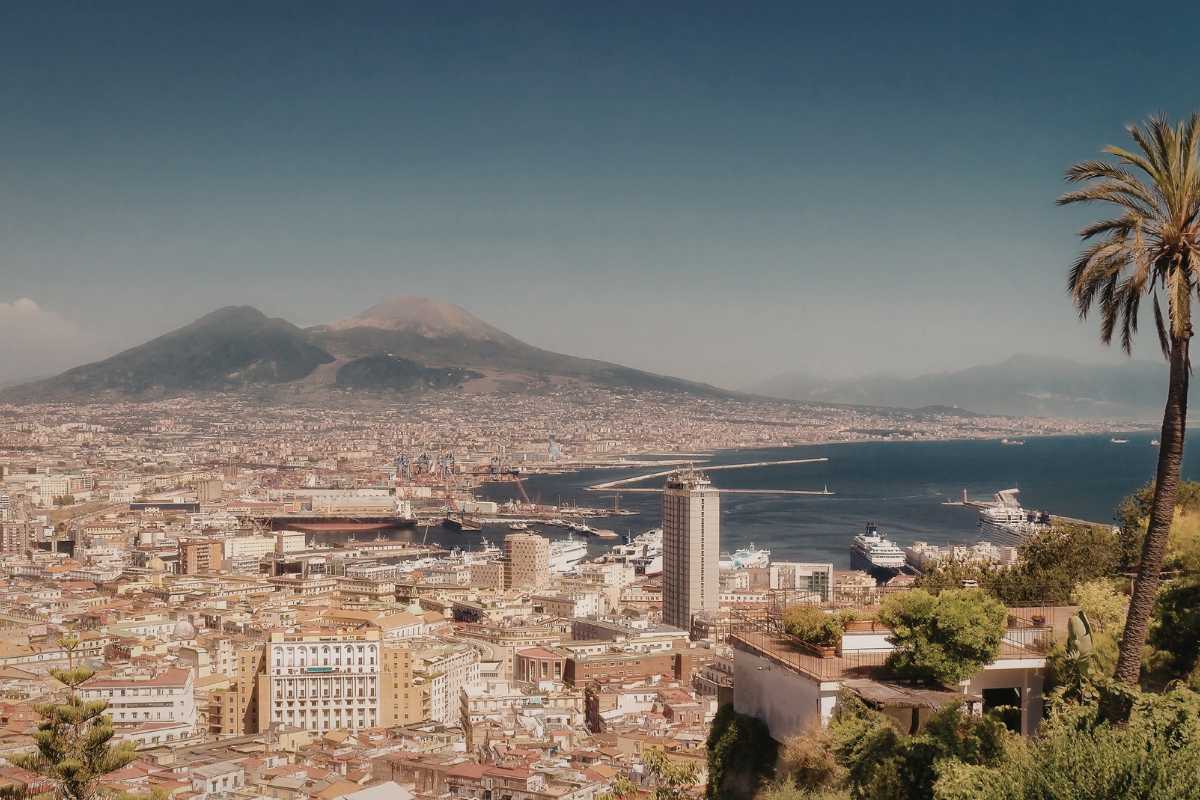Vista panoramica di Napoli con il Vesuvio sullo sfondo