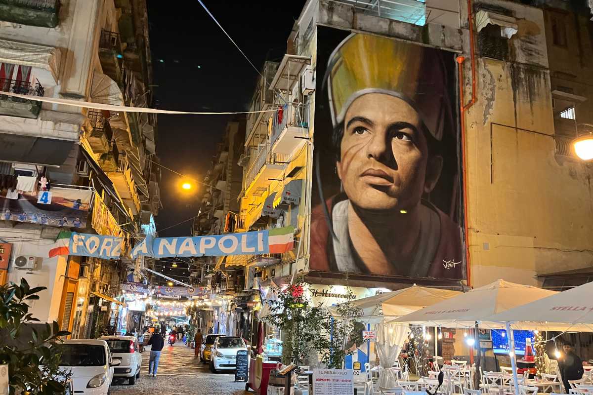 Un piatto tipico napoletano servito in un ristorante con vista Vesuvio