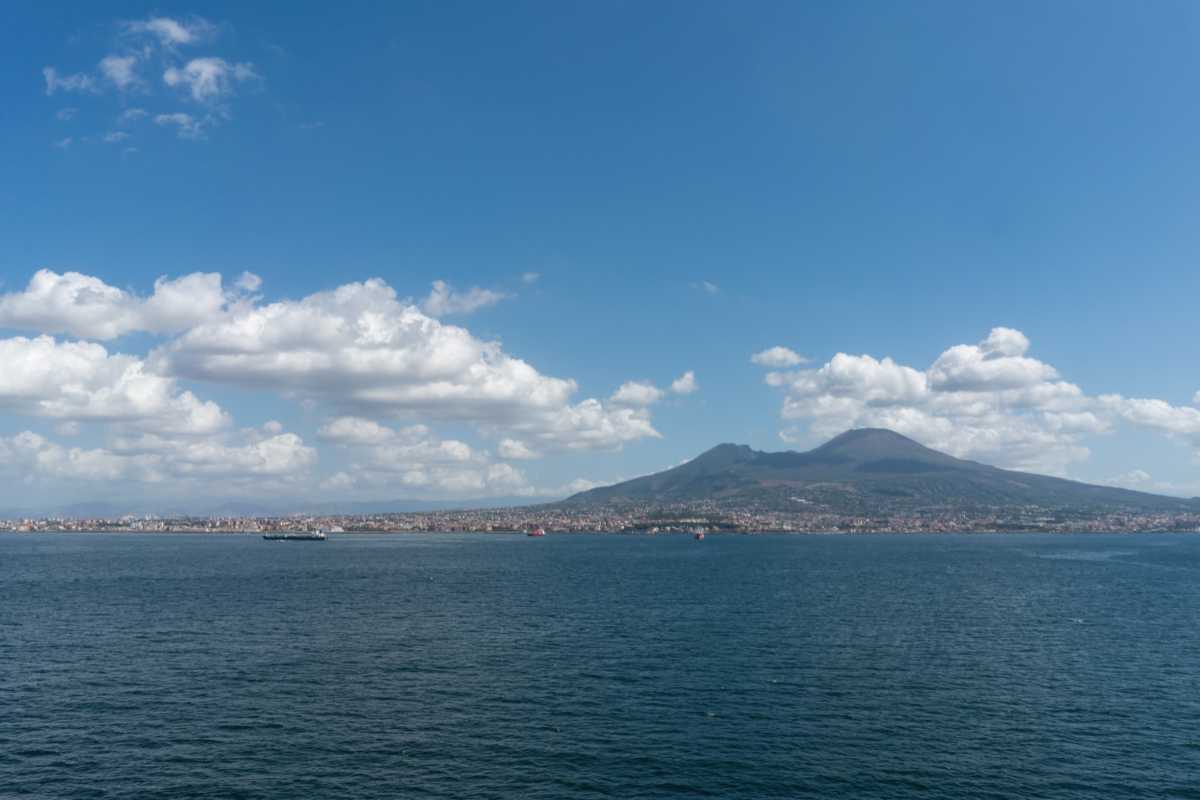 Spiaggia di Napoli con Vesuvio sullo sfondo