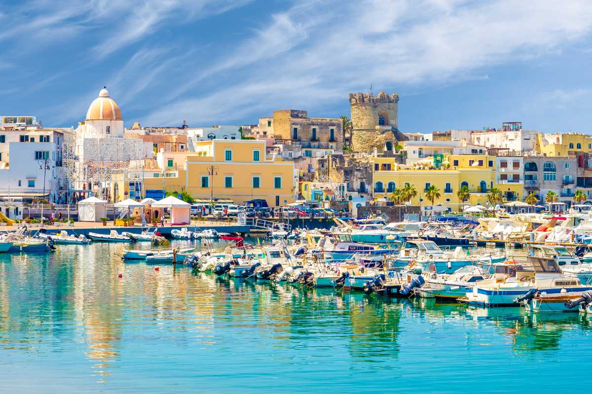Spiaggia dei Maronti, Ischia, con persone che si godono il sole