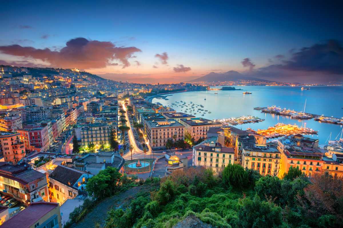 Vista panoramica di Napoli con il Vesuvio sullo sfondo, includi elementi della città