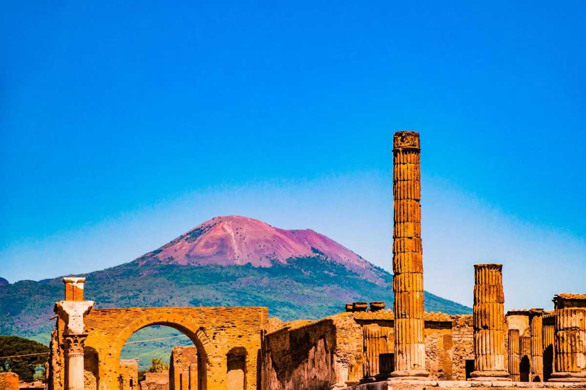 Interno del Teatro Grande di Pompei con spettatori e attori